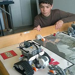 Un de nos jeunes roboticiens et sa dernière création